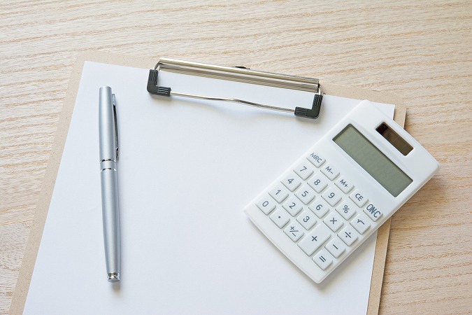 電卓とバインダー